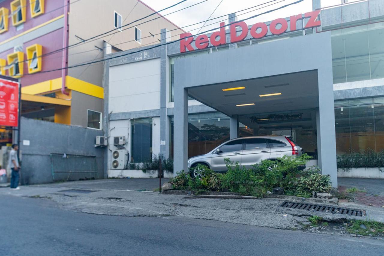 Reddoorz Near Bahu Mall Manado Malalayang Экстерьер фото