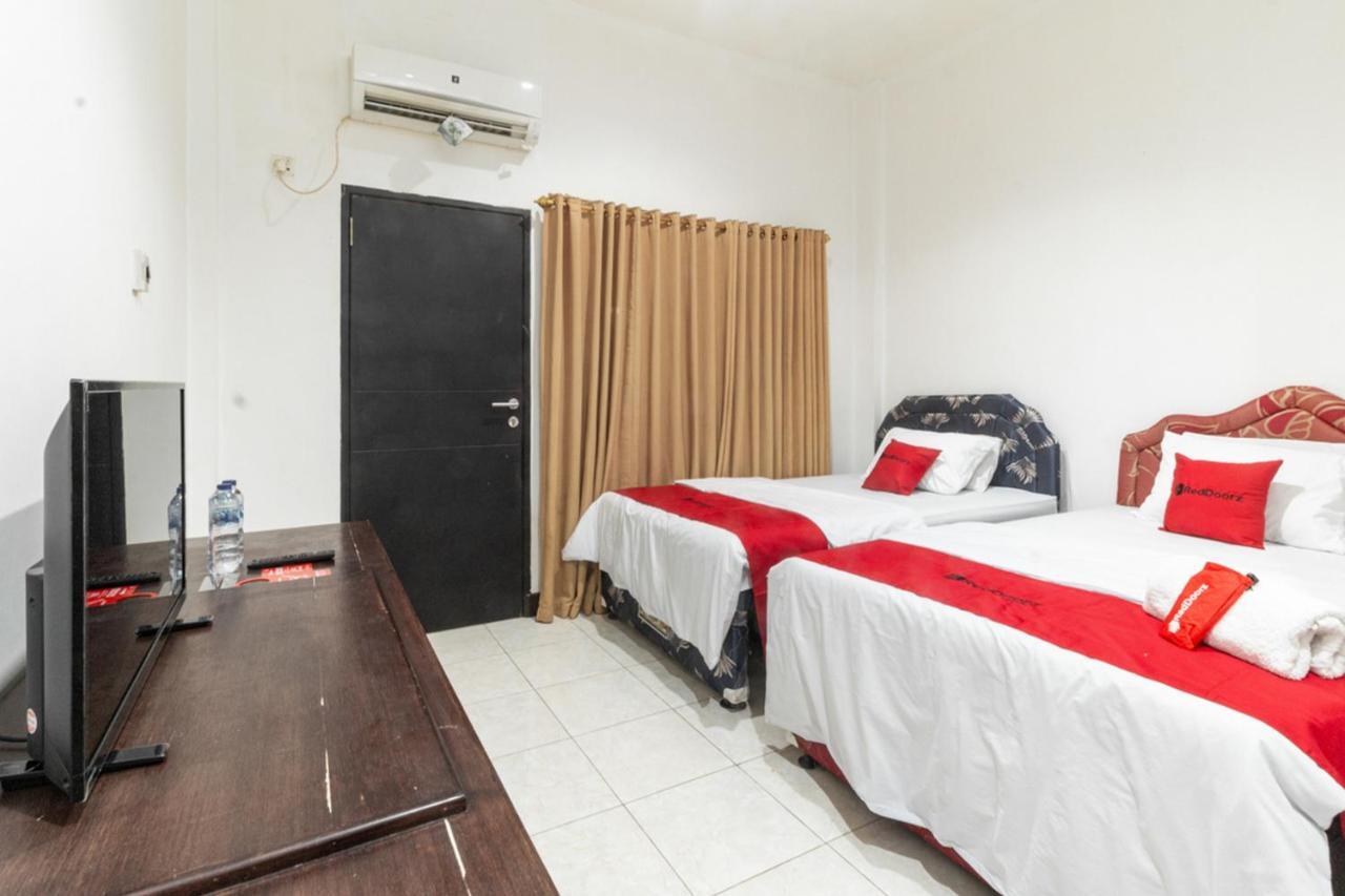 Reddoorz Near Bahu Mall Manado Malalayang Экстерьер фото